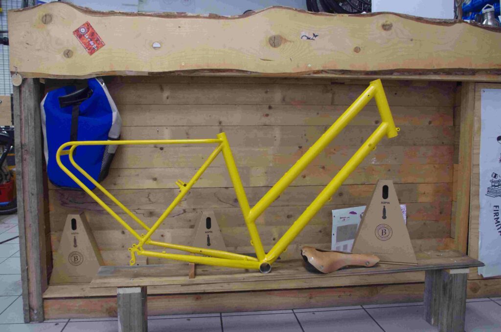 cadre ville acier avec porte-bagages intégré et franchissement minimum